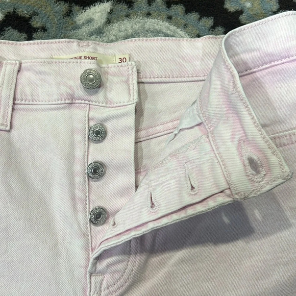 Levi Women’s Light Pink Wedgie Cuffed Button Fly Denim Shorts Size 30 - Picture 3 of 7